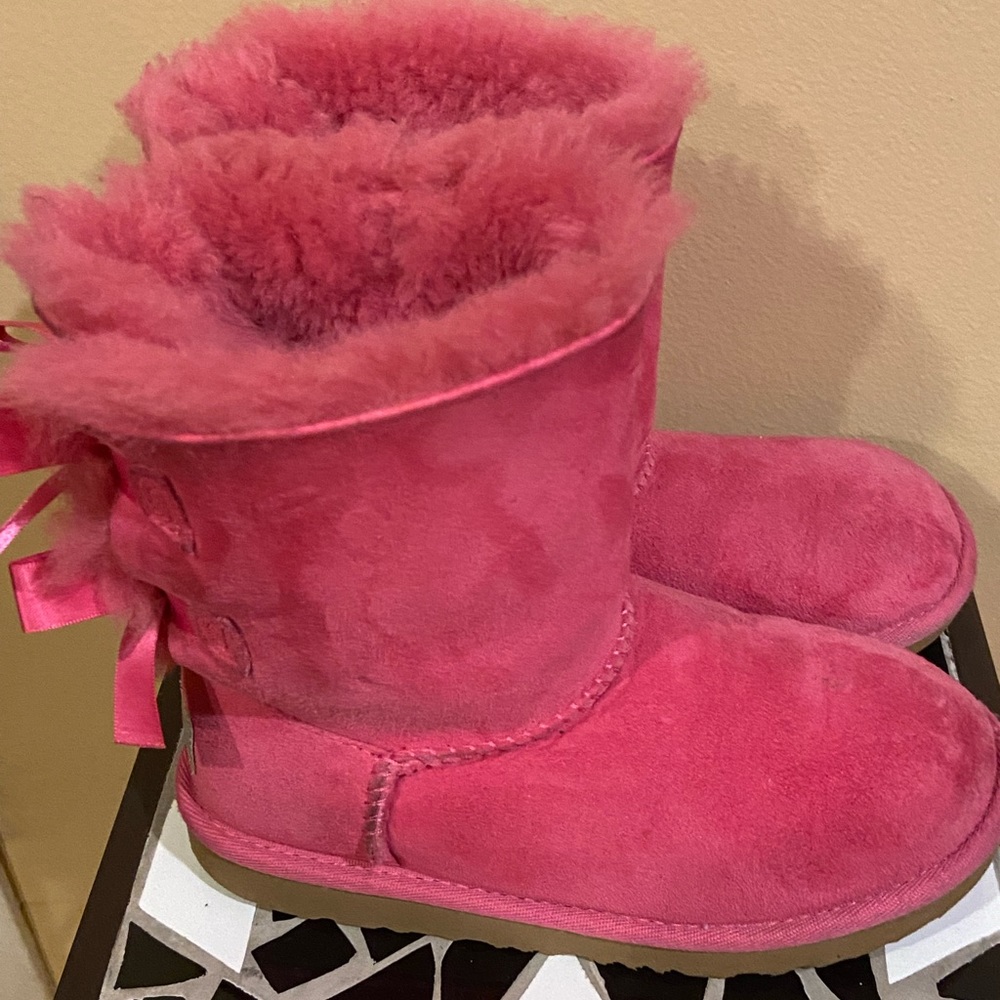 Girl hot pink Ugg Boots (Genuine)